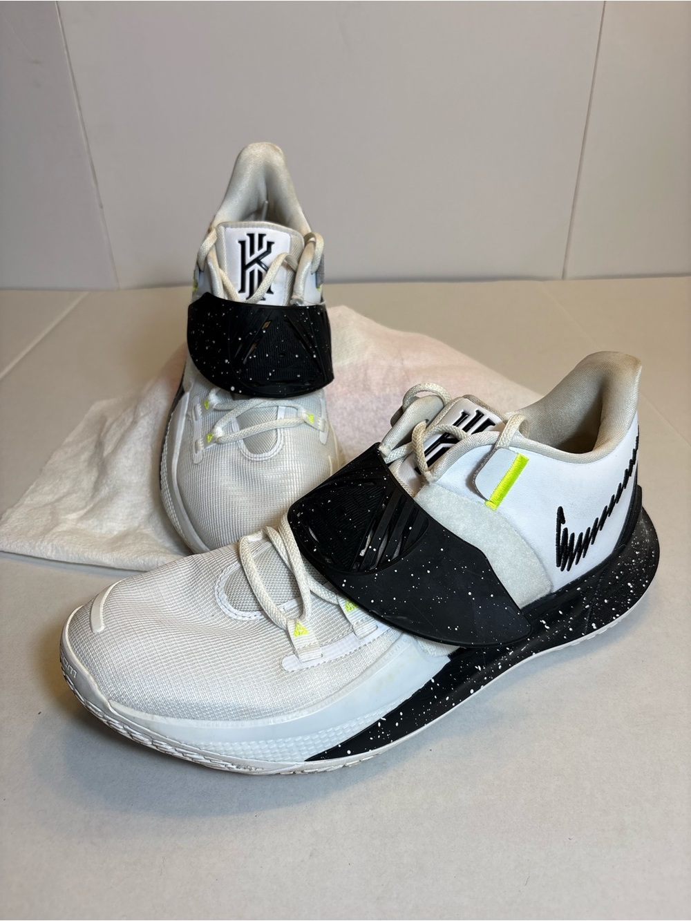 Nike Basketball Kyrie Low 3 Men’s 12.5 White Black Volt CW6228-101 Speckle Strap